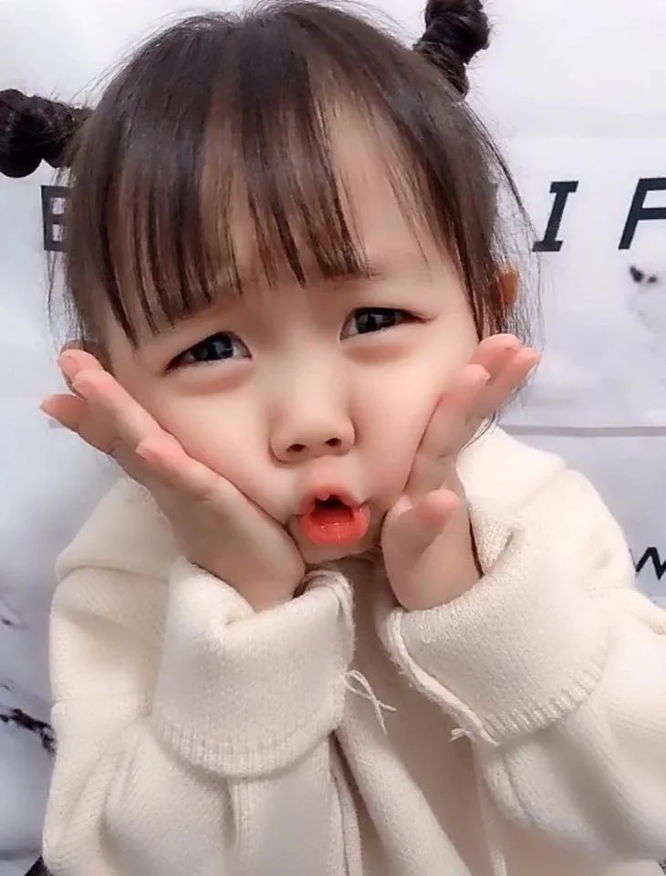 Ảnh em bé gái cute này sẽ khiến bạn không thể rời mắt bởi sự dễ thương tuyệt vời.