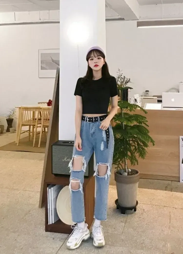 Phong cách quần jean ngắn giúp gái xinh thêm phần cá tính.
