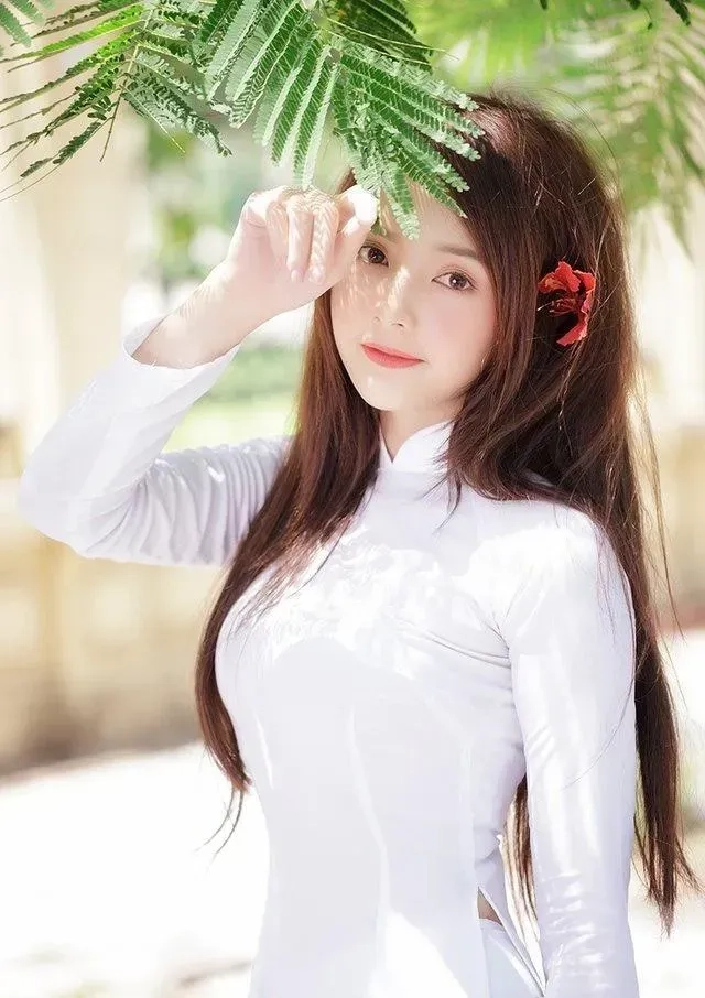 Vẻ ngoài cực xinh với tóc dài và kính giúp gái thêm phần quyến rũ.