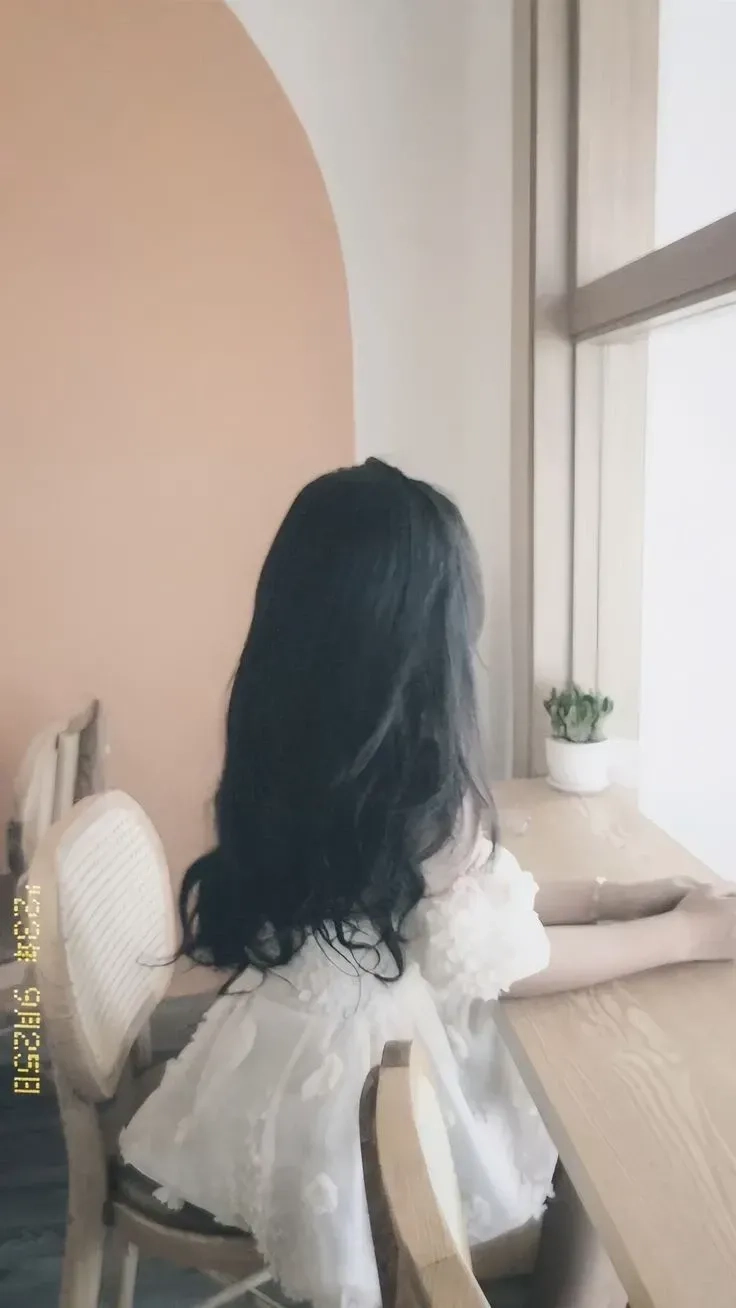 Ảnh gái cầm hoa, biểu tượng của sự nhẹ nhàng và nữ tính.