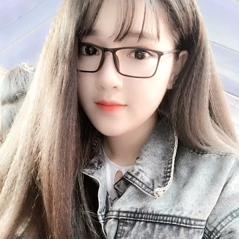 Gái xinh đeo kính cute, phong cách đáng yêu và cá tính.