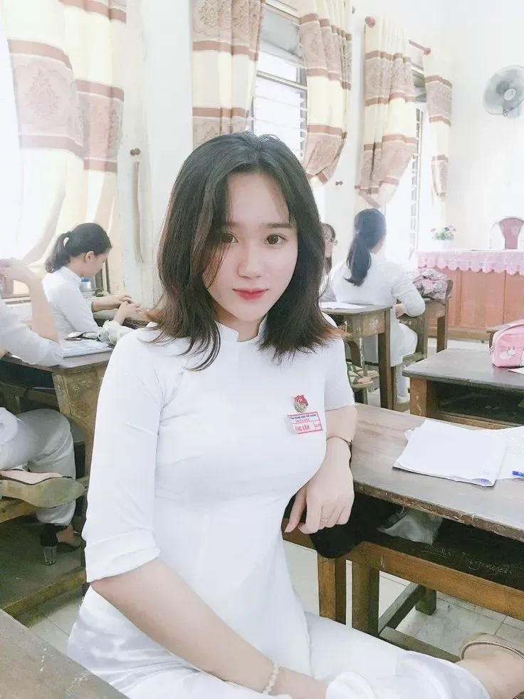 Vẻ ngoài cá tính với tóc ngắn và kính xinh.