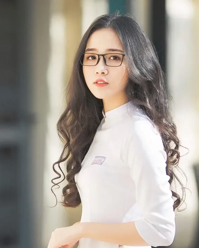 Gái xinh tóc dài đeo kính ngầu tạo nên phong cách mạnh mẽ và đầy cá tính