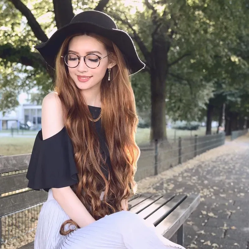 Gái xinh tóc dài đeo kính cute giúp bạn thể hiện sự dễ thương và quyến rũ