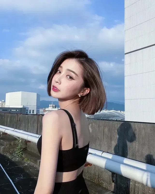 Avatar gái xinh tóc ngắn sexy tôn lên sự quyến rũ, mạnh mẽ và đầy cá tính