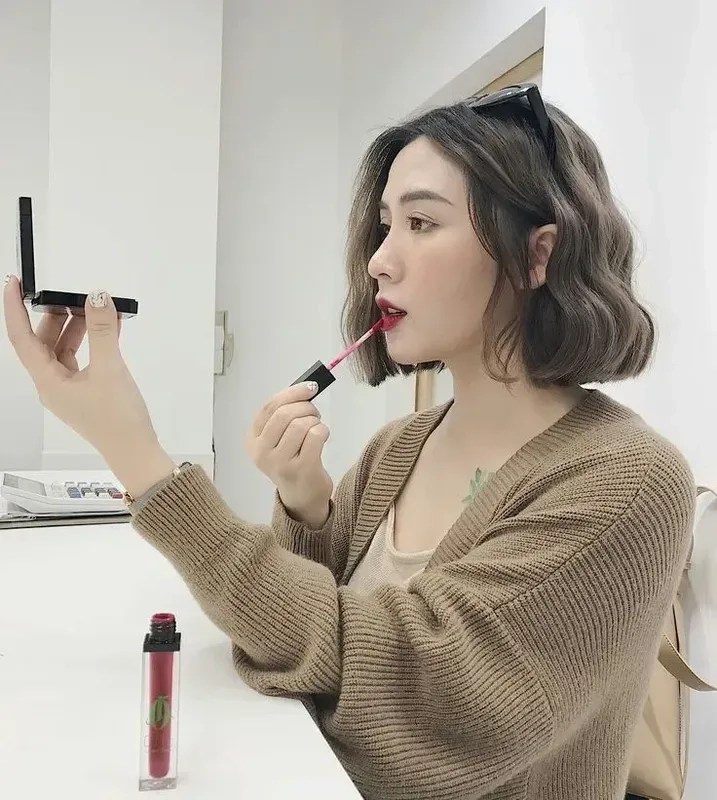 Avatar gái xinh tóc dài đeo kính 2k10 là phong cách hiện đại, cực hot và thu hút