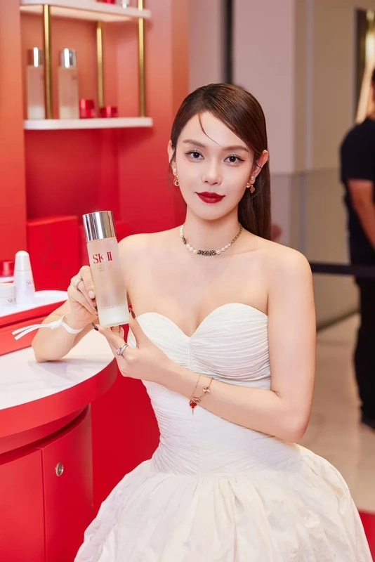 Ca sĩ Minh Hằng bây giờ vẫn luôn thu hút sự chú ý với các dự án âm nhạc và phim ảnh mới.