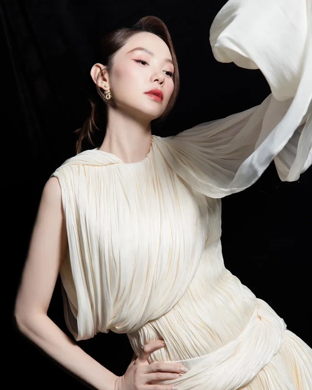Đám cưới của ca sĩ Minh Hằng thu hút sự chú ý lớn từ người hâm mộ, là sự kiện không thể bỏ lỡ.