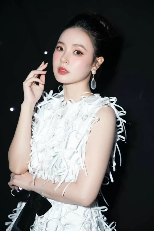 Cùng tìm hiểu về bạn trai Midu, người may mắn bên cạnh cô nàng xinh đẹp và tài năng này.