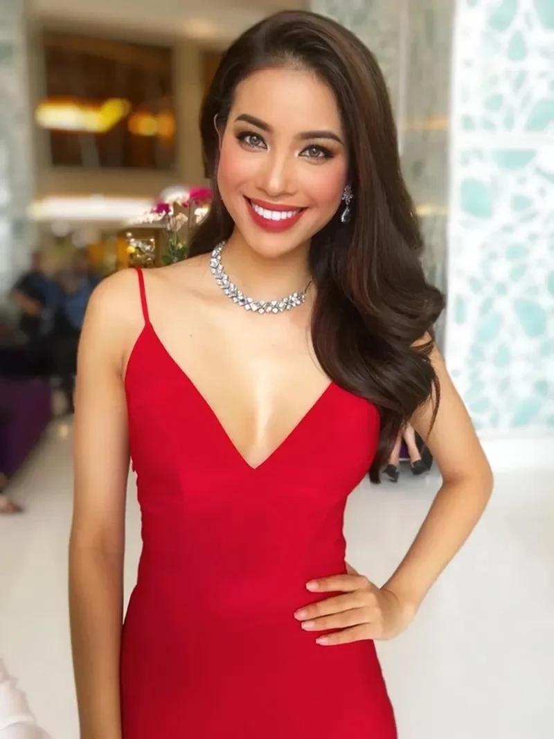 Phạm Hương đăng quang Miss Universe Vietnam 2015, một khoảnh khắc lịch sử không thể quên trong sự nghiệp.