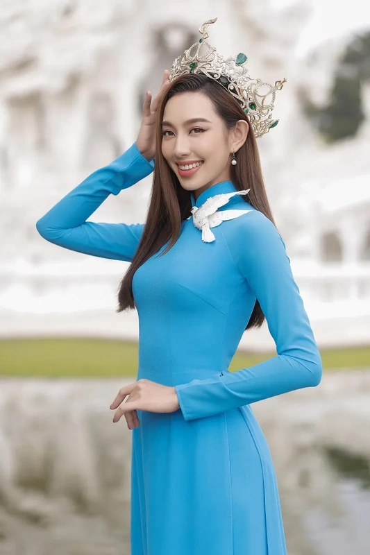 Hoa hậu Thủy Tiên gặp phải sự kiện tranh cãi nhưng vẫn giữ vững phong độ và được công chúng yêu mến.