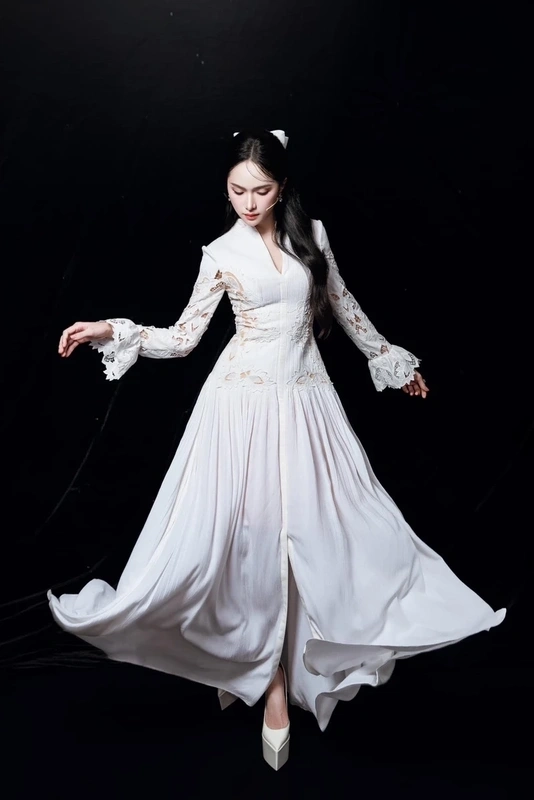 Khám phá thời kỳ Hương Giang Idol lúc chưa chuyển giới, khi cô là một ca sĩ đầy triển vọng.