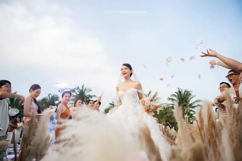 Minh Hằng chuẩn bị đám cưới với tất cả sự chăm chút, tạo nên một ngày đặc biệt không thể quên.