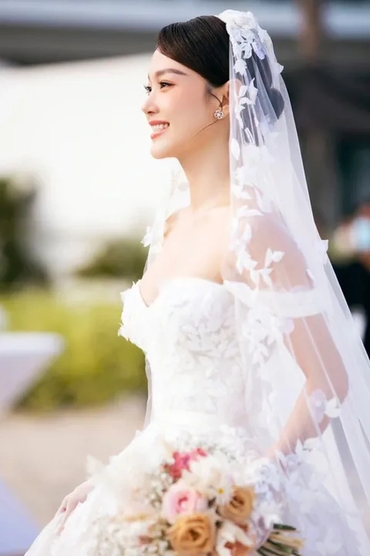 Minh Hằng làm đám cưới một cách lãng mạn, đầy bất ngờ và hạnh phúc với người bạn đời.