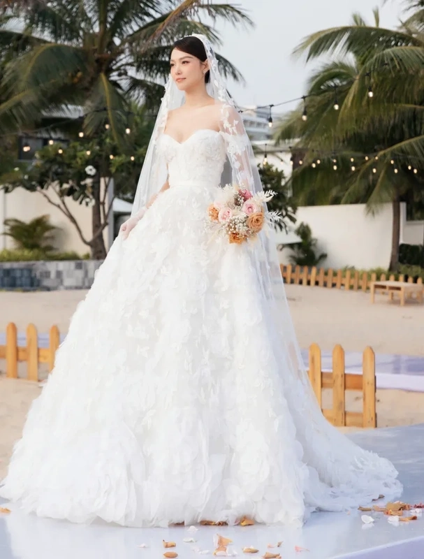 Đám cưới Minh Hằng có sự tham gia của Đông Nhi, hai người bạn thân lâu năm khiến mọi người thêm phần vui vẻ.