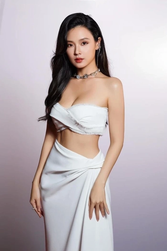 Ca sĩ Mi Du sở hữu giọng hát ngọt ngào và đầy cảm xúc, chinh phục trái tim người nghe.