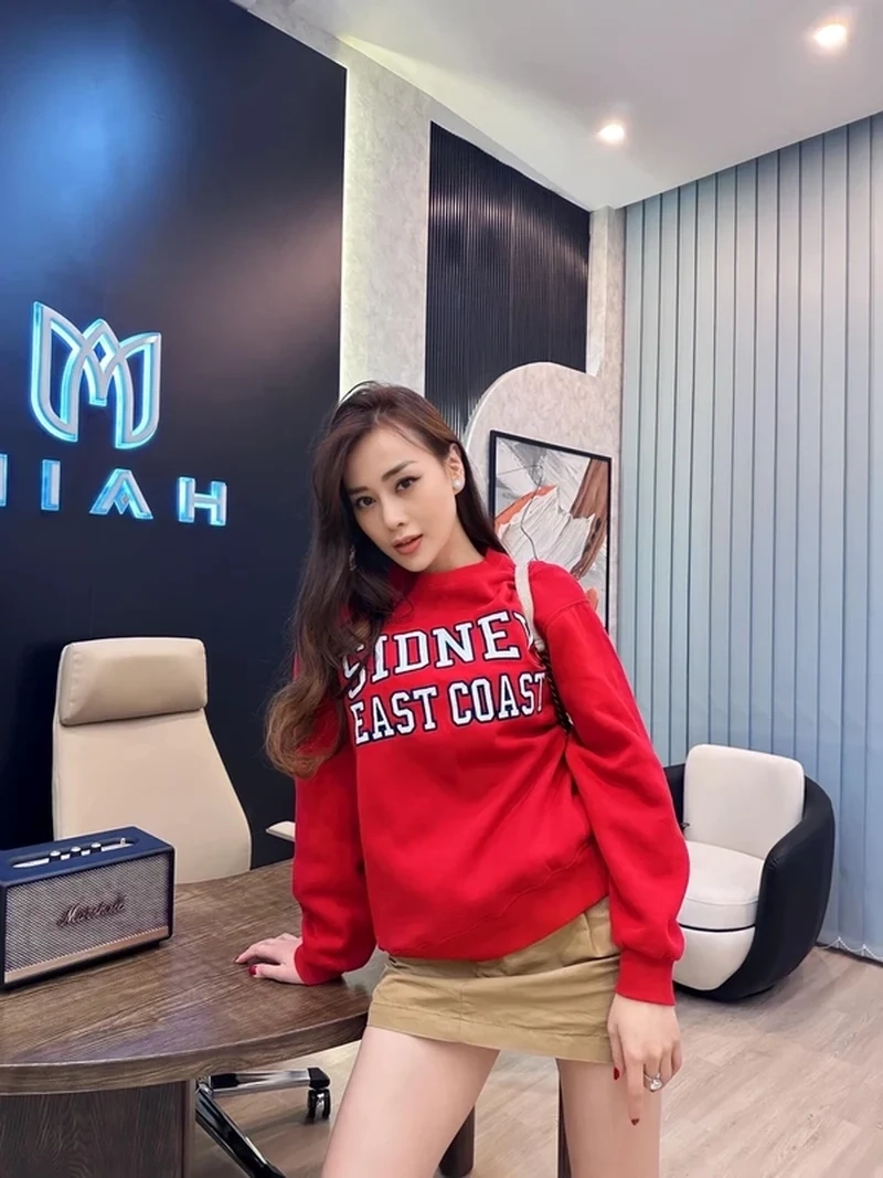 Chuyện tình của Phương Oanh và chồng khiến nhiều người ngưỡng mộ vì sự ngọt ngào và lãng mạn mà cả hai dành cho nhau.