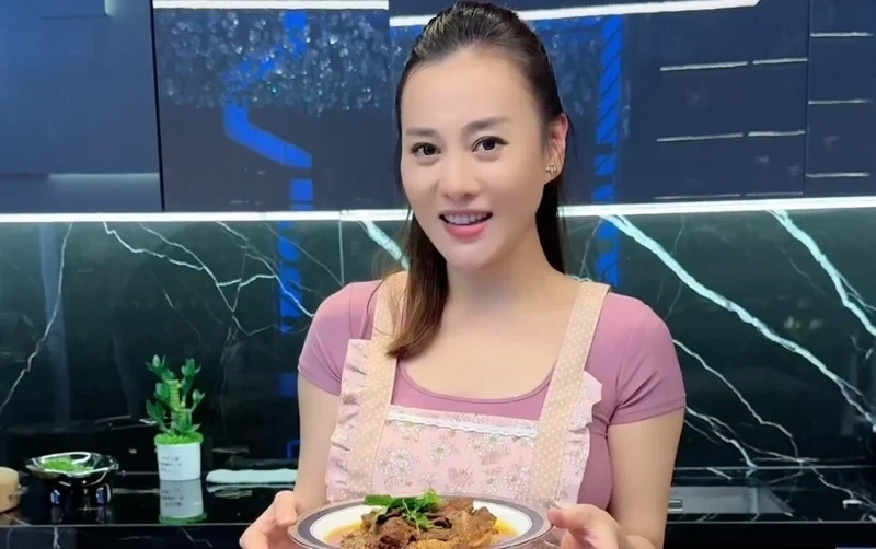 Ngoài đời thực, Phương Oanh có một cuộc sống bình dị và giản đơn, khác hẳn với những gì cô thể hiện trên màn ảnh.