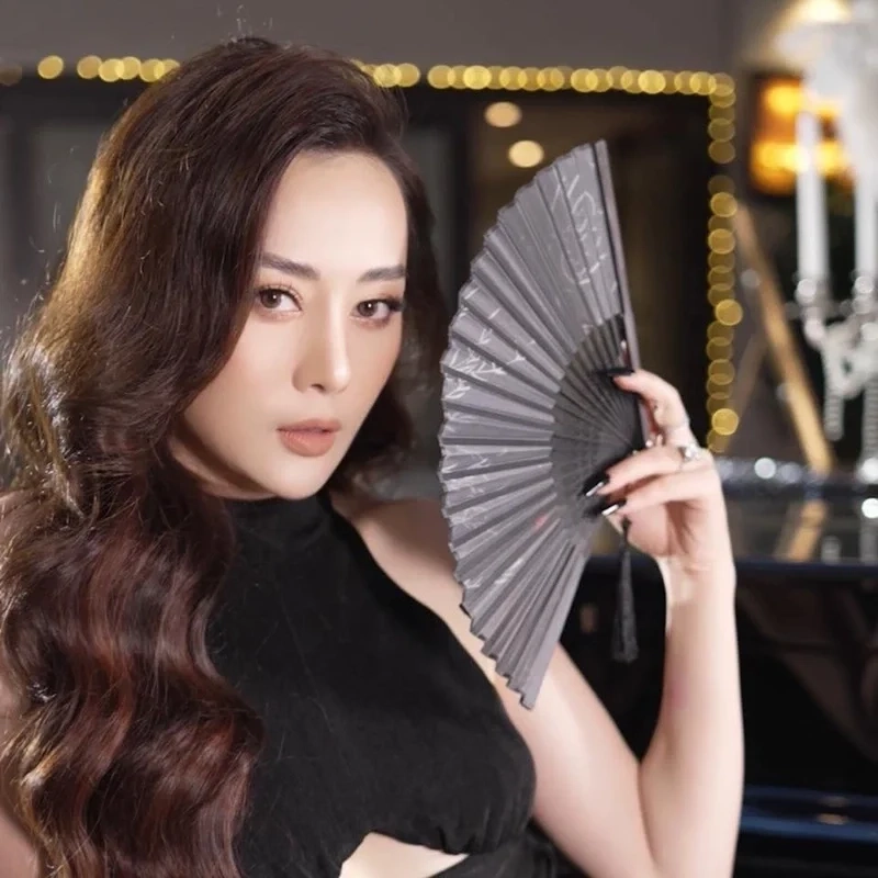 Diễn viên Phương Oanh luôn mang đến sự ấn tượng mạnh mẽ qua từng vai diễn, làm khán giả không thể rời mắt khỏi màn hình.