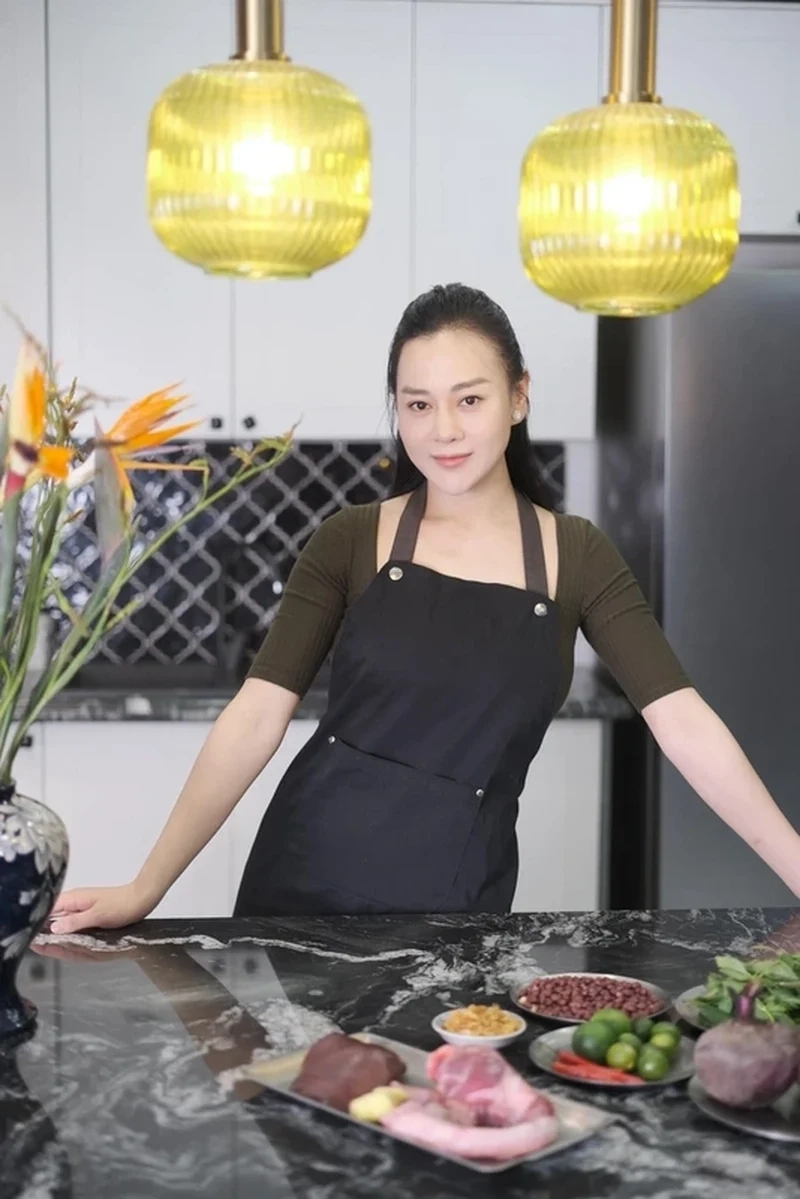 Phương Oanh luôn là tâm điểm chú ý khi câu chuyện tình cảm của cô được nhiều người quan tâm và tìm kiếm trên mạng xã hội.