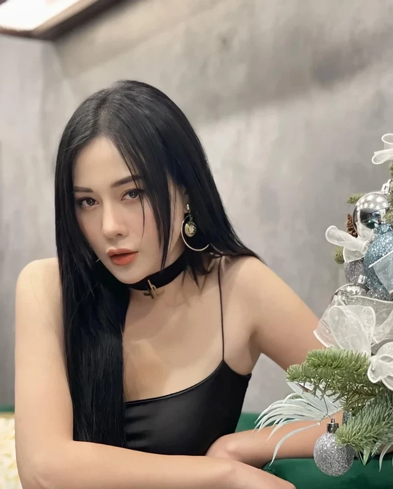 Bố mẹ của Phương Oanh là những người đã ủng hộ cô rất nhiều trong sự nghiệp và cuộc sống, giúp cô vững bước trên con đường nghệ thuật.