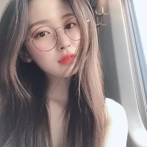 Gái xinh đeo kính tóc dài, phong cách nhẹ nhàng và nữ tính.