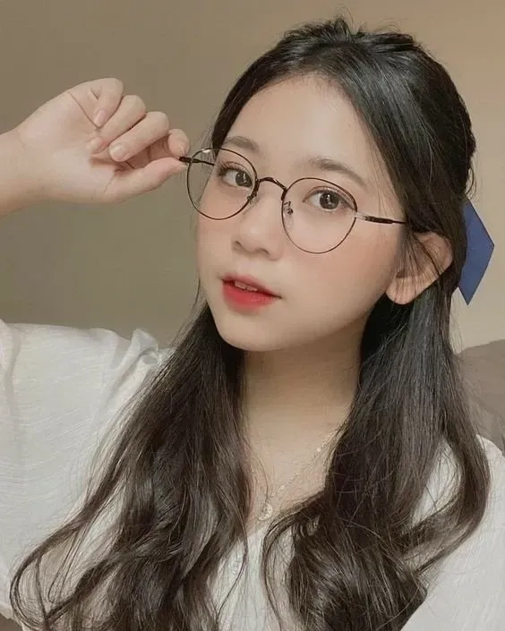 Mặt gái xinh đeo kính, nét quyến rũ đầy cuốn hút.