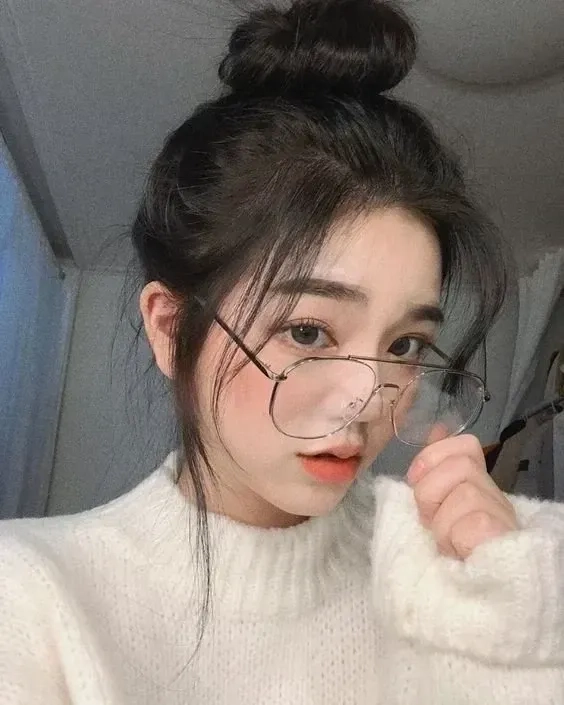 Ảnh con gái tóc ngắn đeo kính che mặt, tạo vẻ bí ẩn, lôi cuốn.