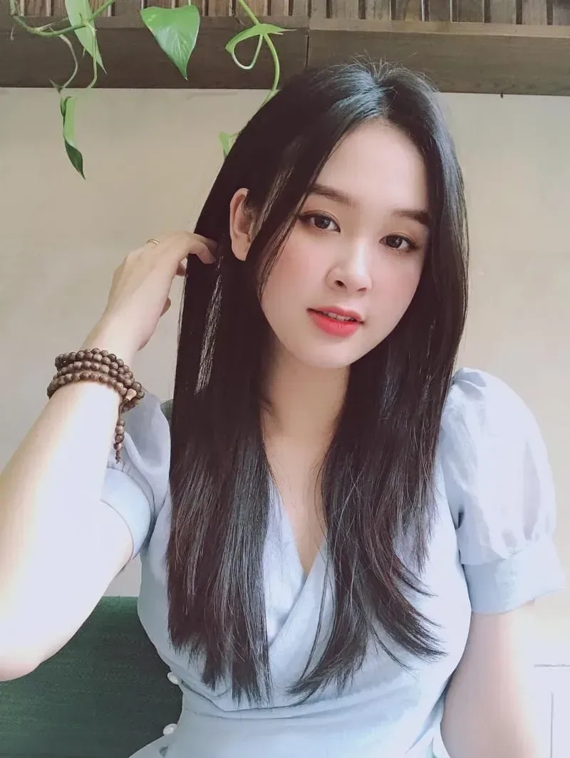 Vẻ đẹp nóng bỏng của cô nàng khiến mọi ánh mắt phải đổ dồn.