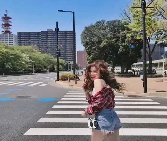 Gái xinh tóc dài đeo kính cute, tôn lên vẻ đẹp dễ thương, quyến rũ.