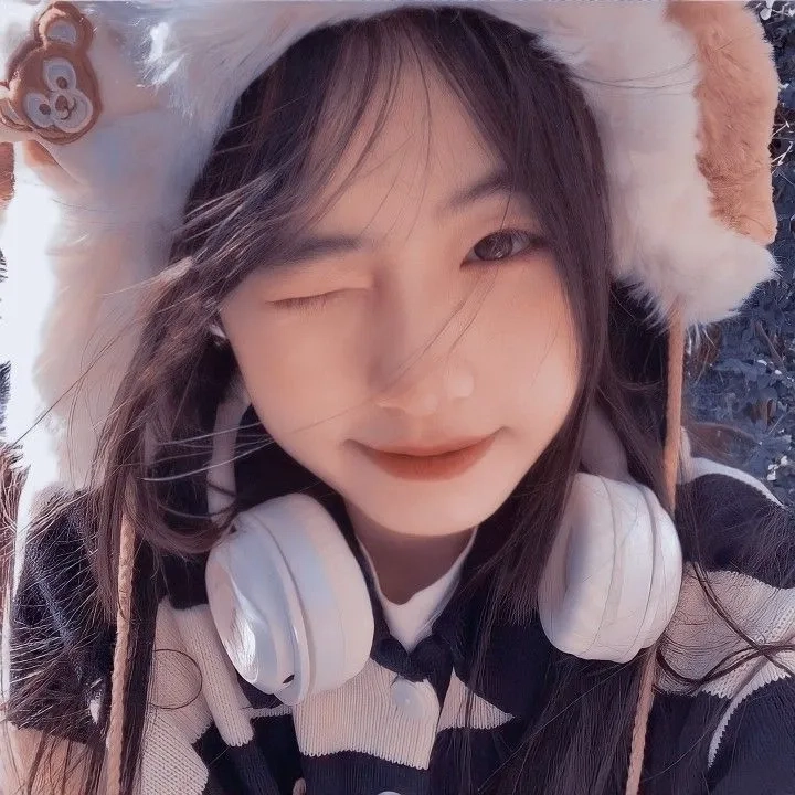 Gái xinh đeo kính cute, vẻ đẹp tự nhiên và thu hút.