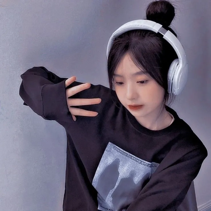 Cảm nhận âm nhạc sâu lắng với hình ảnh cô gái đeo tai nghe.