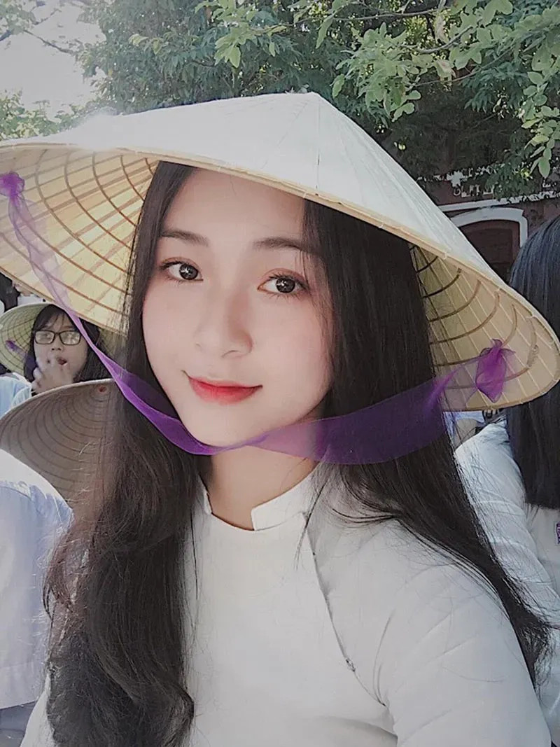 Ảnh gái xinh tóc ngắn che mặt toát lên sự cá tính, cuốn hút.