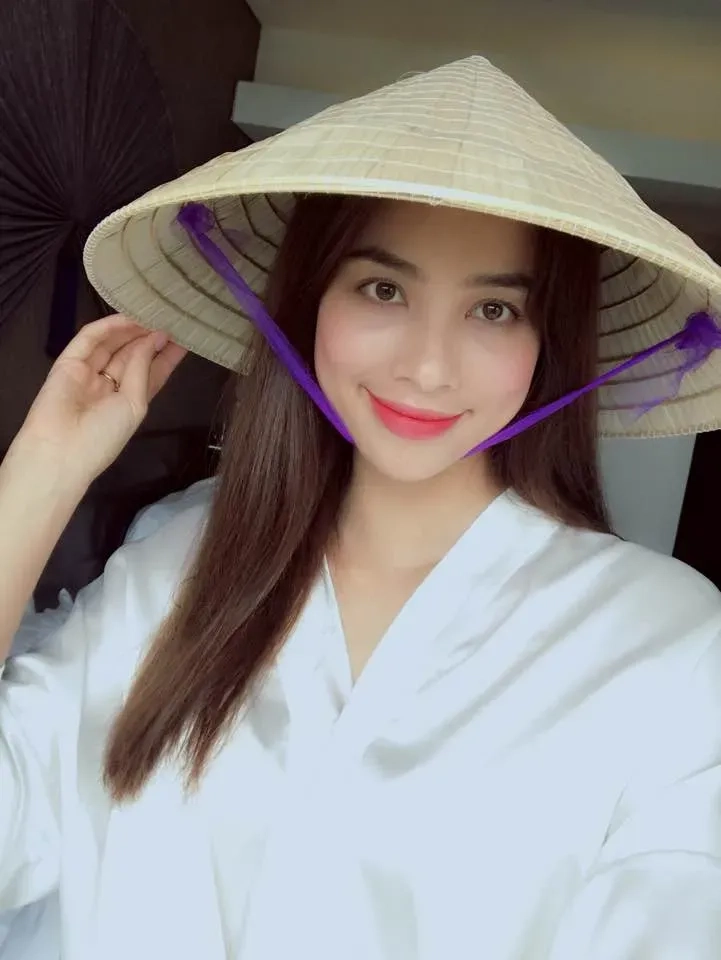 Ảnh gái xinh đeo mắt kính che mặt mang đến sự bí ẩn, cuốn hút.