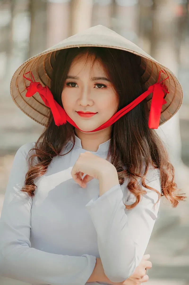 Gái cute che mặt mang đến vẻ đẹp dễ thương và quyến rũ.