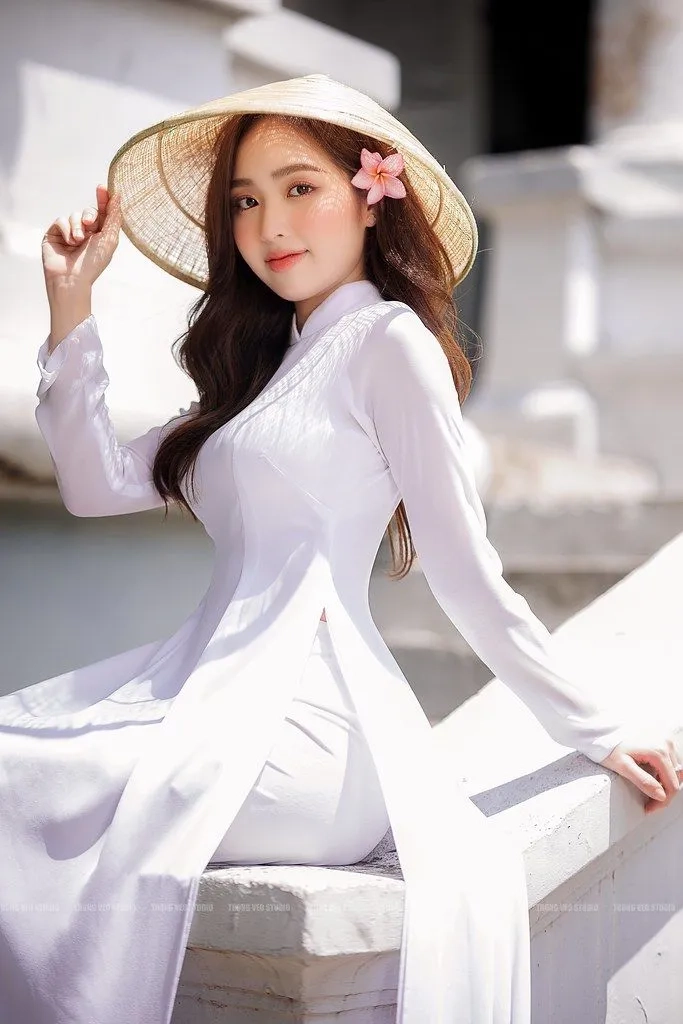 Hình tâm trạng buồn con gái, thể hiện cảm xúc sâu lắng qua từng khoảnh khắc.