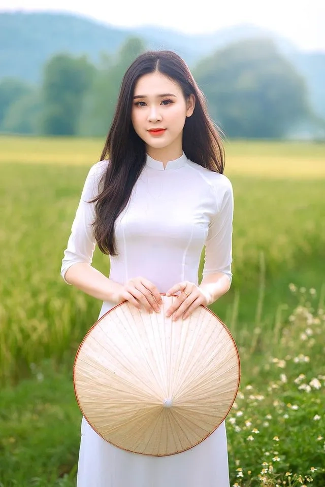 Hình cô gái che mặt, tạo cảm giác thu hút với vẻ đẹp mơ màng.