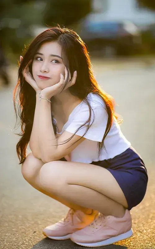 Váy siêu ngắn giúp gái xinh khoe đôi chân dài tuyệt đẹp.