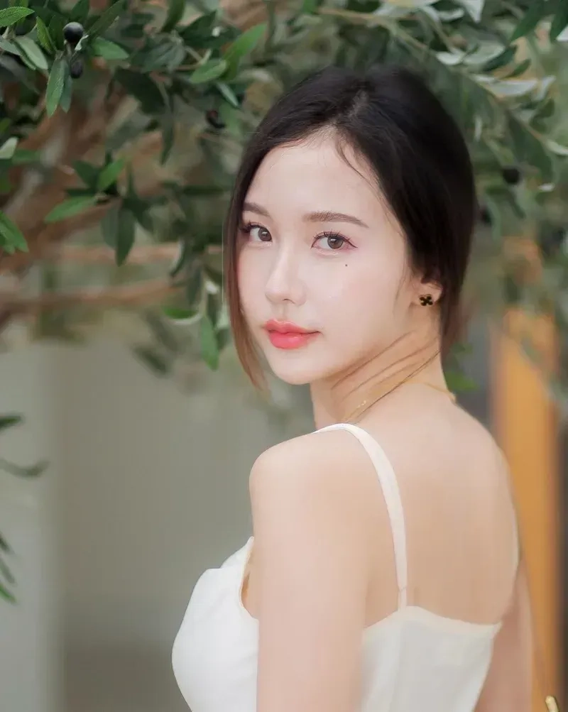 Những động tác nhảy điệu đà của gái xinh trong váy ngắn thật cuốn hút.