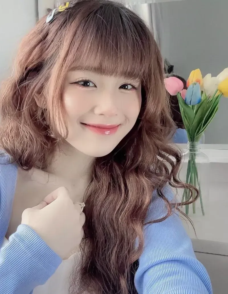 Váy ngắn đen tôn lên sự quyến rũ đầy bí ẩn của gái xinh.