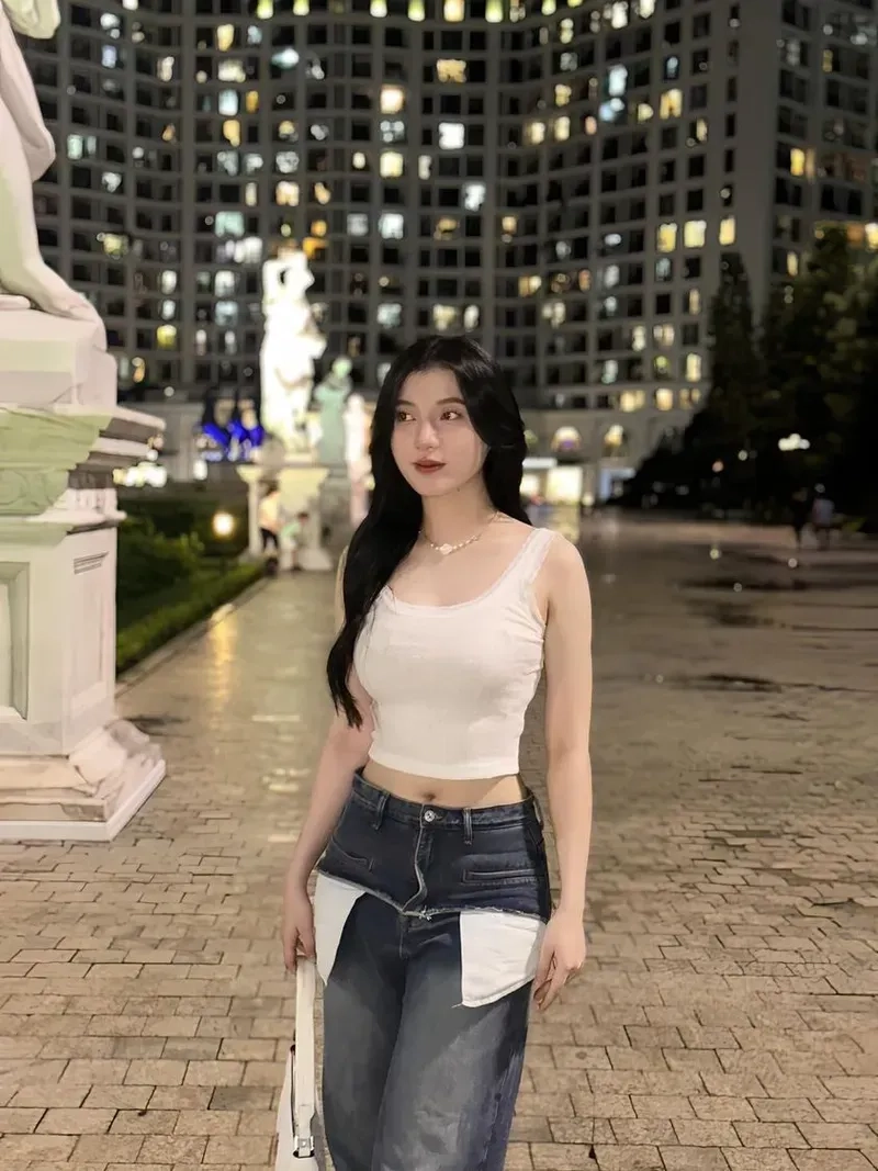 Sự duyên dáng của gái xinh trong váy ngủ ngọt ngào và cuốn hút.