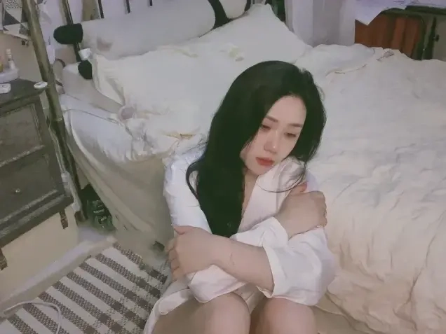Hình gái che mặt, tạo nên sự bí ẩn, gây sự tò mò.