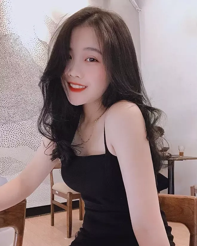 Váy trắng ngắn giúp gái xinh thêm phần ngọt ngào và dễ thương.