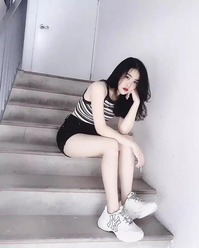 Tiktok nổi bật với những clip gái xinh mặc váy ngắn, đầy sôi động.
