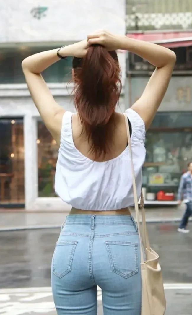 Áo hai dây mang lại phong cách nhẹ nhàng và quyến rũ cho gái xinh.
