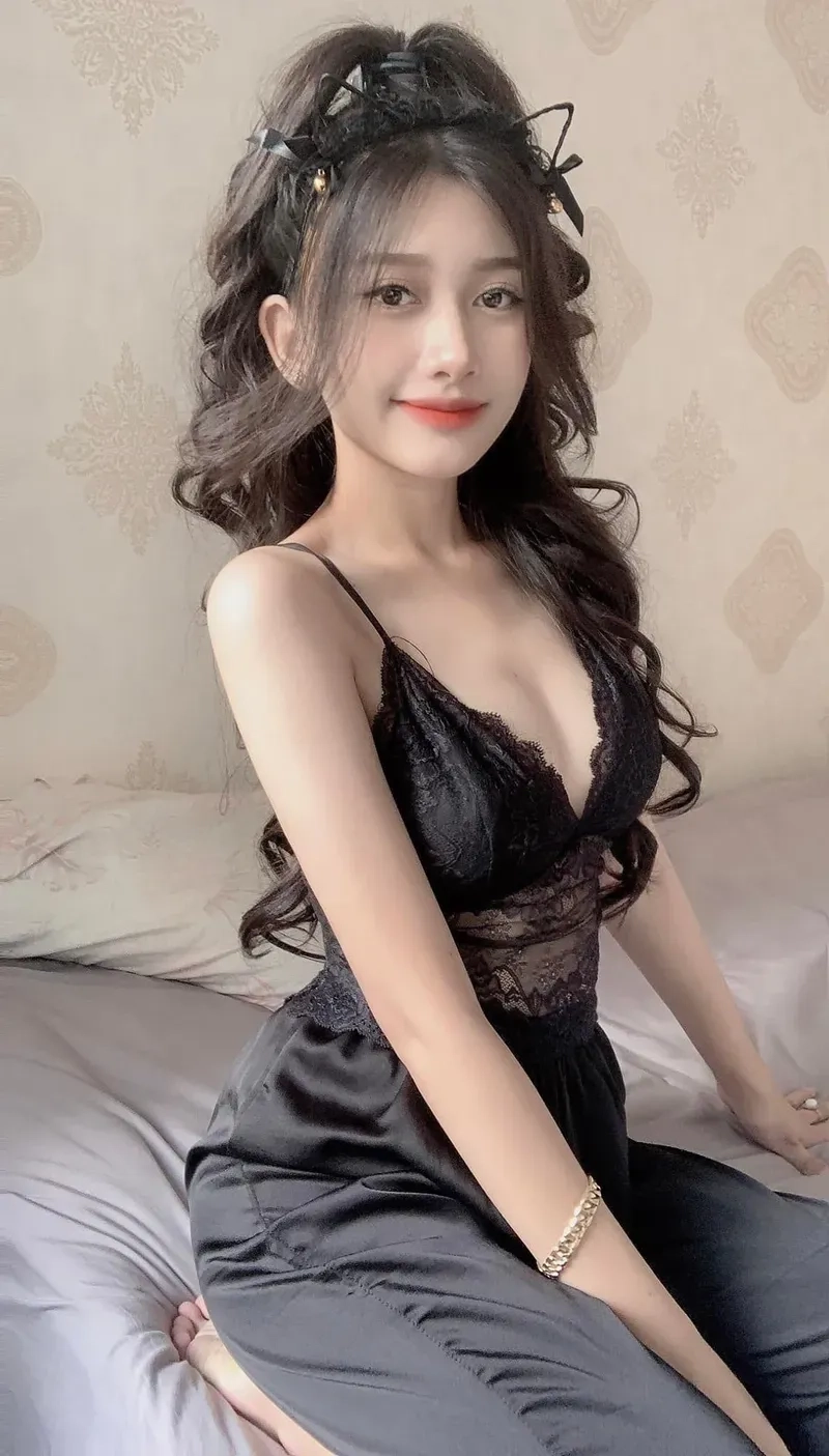 Gái sexy trong bộ đồ gợi cảm, tràn đầy sức hút.