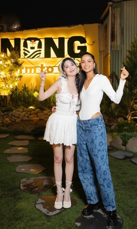 H'Hen Niê và Lệ Hằng là hai cái tên nổi bật trong làng sắc đẹp Việt, cả hai đều là niềm tự hào của quốc gia.