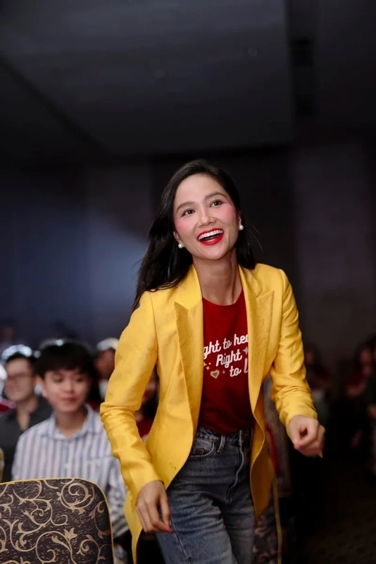 Sự thật về H'Hen Niê khiếm khuyết không thể che giấu khiến nhiều người yêu mến hơn bởi sự chân thật.