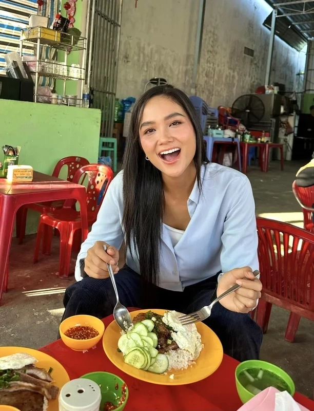 H'Hen với phong cách giản dị nhưng đầy cuốn hút, luôn là một nhân vật được yêu thích và ngưỡng mộ.