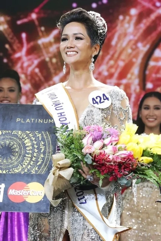 Không chỉ nổi bHoa hậu H'Hen Niê không chỉ gây ấn tượng trong thế giới sắc đẹp mà còn với tấm lòng nhân ái qua các hoạt động từ thiện.ật trong các cuộc thi sắc đẹp, H'Hen Niê còn được biết đến với những hoạt động từ thiện ý nghĩa.